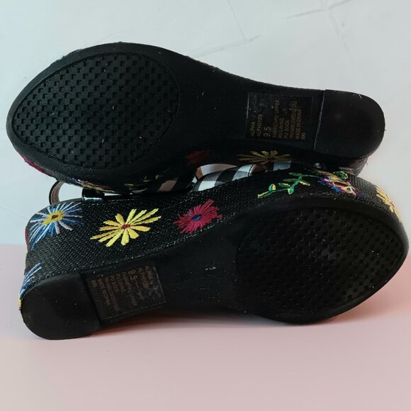 EUC ~ BETSEY JOHNSON Floral Embroidered Platform Wedge Sandals ~ Size: 9.5 - Picture 10 of 10